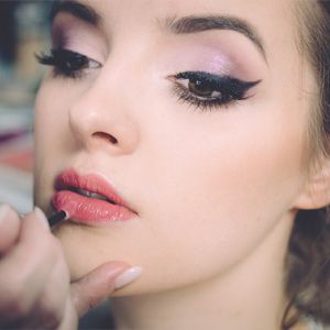 Vanliga Frågor makeup girldoingmakeup free img.jpg